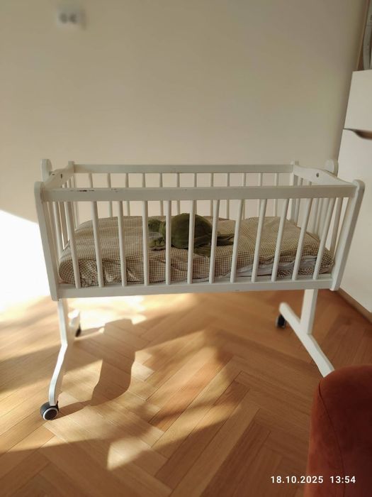 Łóżeczko drewniane niemowlęce, kołyska na kółkach.