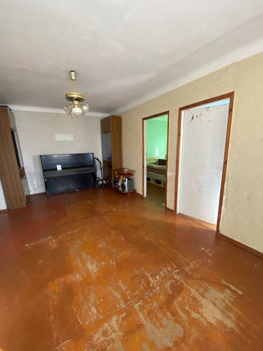 Продам 4-х  квартиру  на Польовій в цегляному будинку на 2-му поверсі