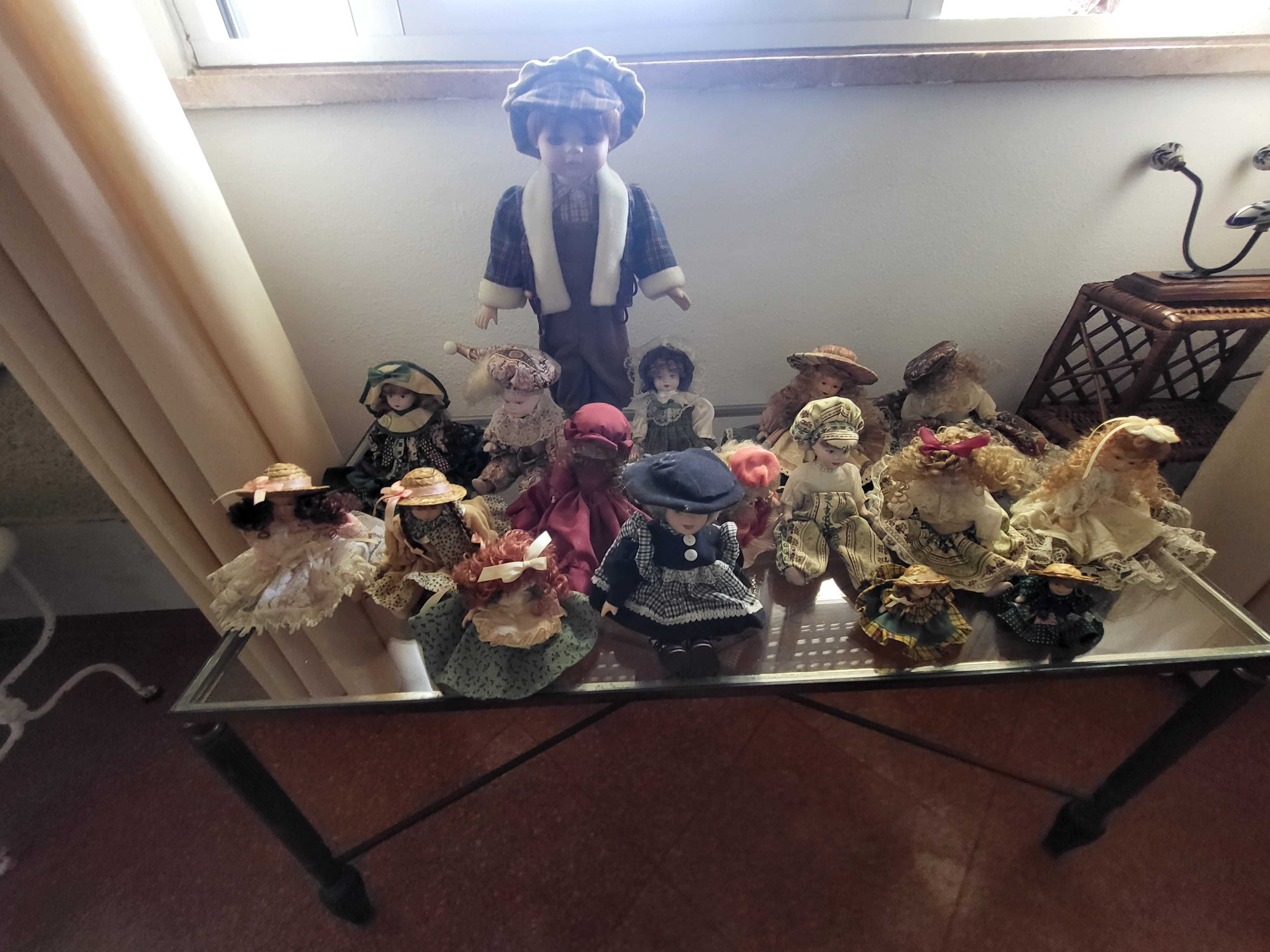 Varios bonecos de porcelana