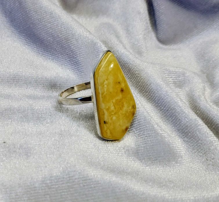 Srebrny pierścionek z bursztynem