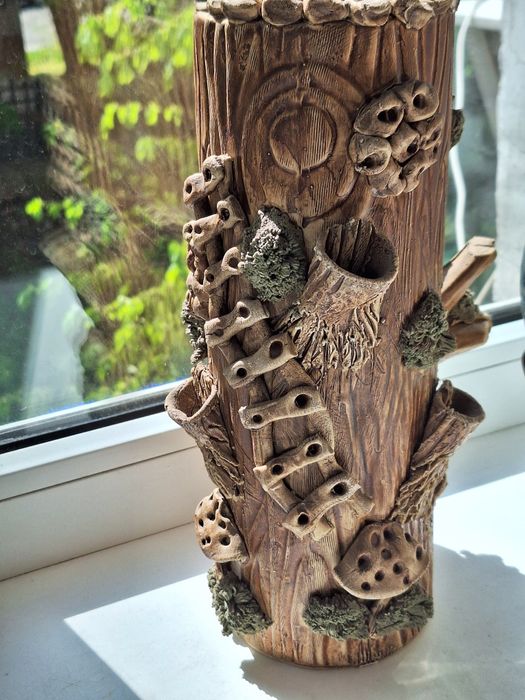 Глинянная ваза для цветов.