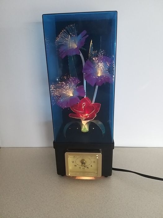 Zegar antyk z lampą zmieniającą kolory z czasów PRL - u.