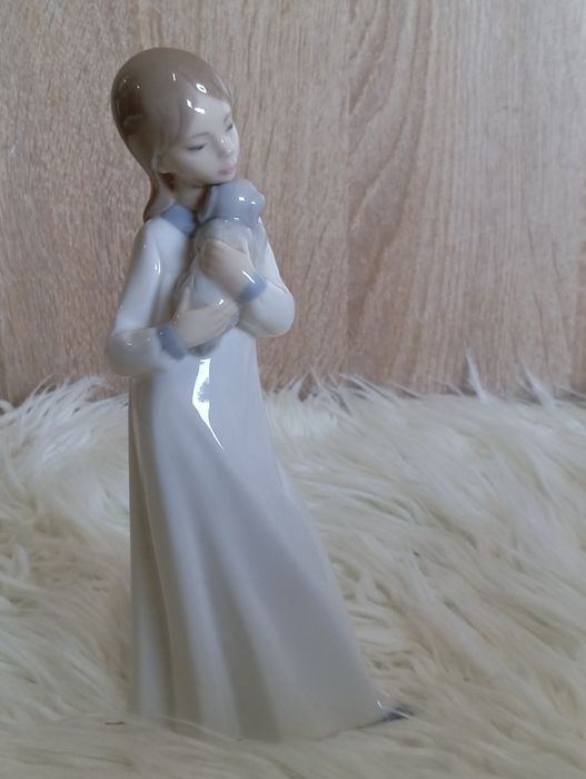 Figurka NAO kobieta z psem.