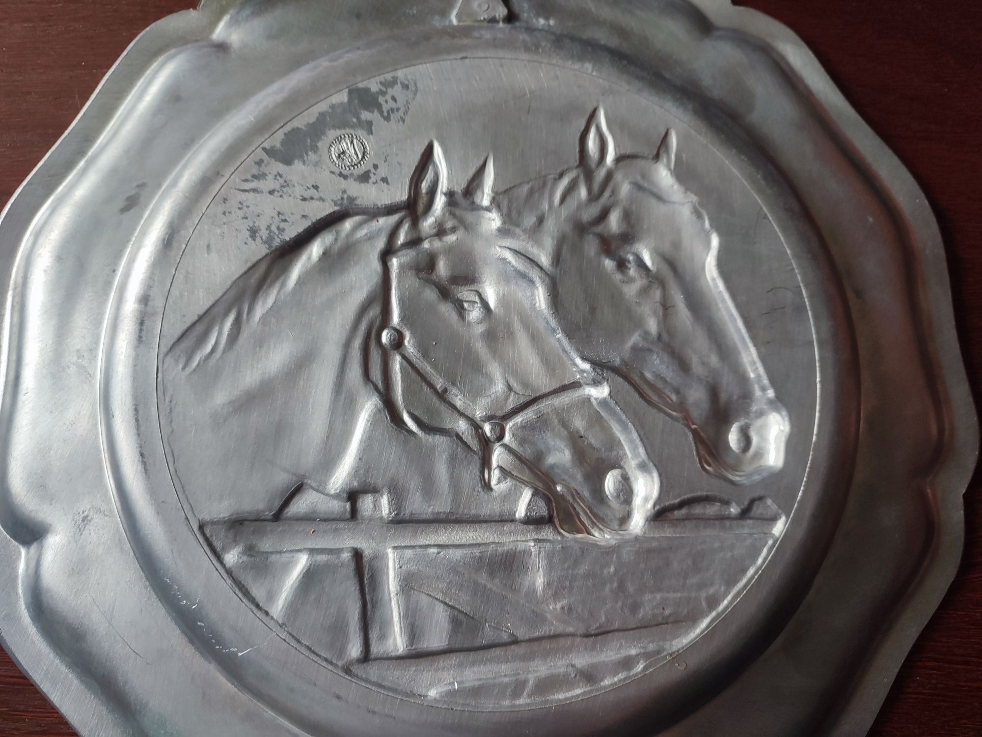 Patera cynowa na ścianę , konie