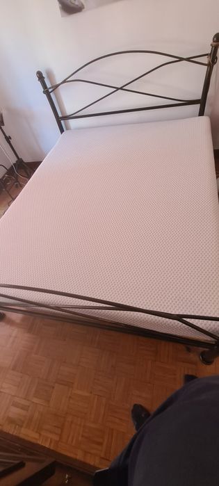 Cama de Casal, em ferro, quase nova, com colchão e cobertor