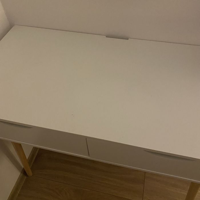Biała toaletka biurko na drewnianych nogach scandi