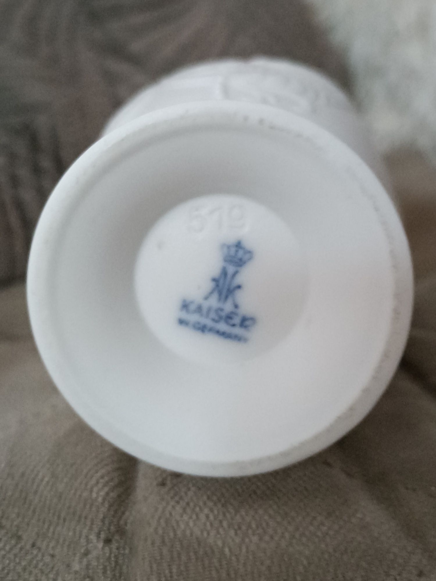 Przepiękny wazon puchar AK Kaiser biała porcelana biskwitowa