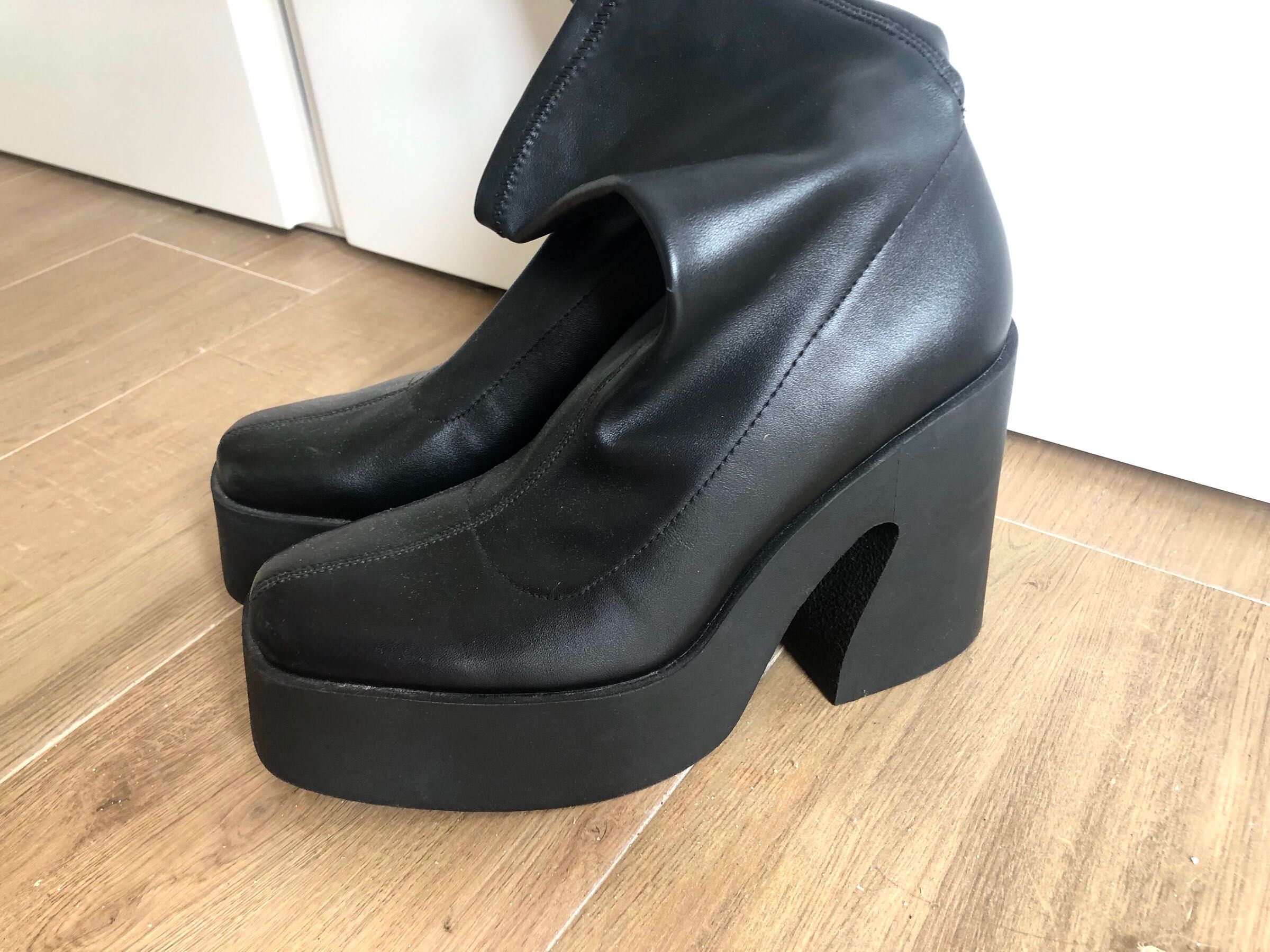 Botas Pretas Novas