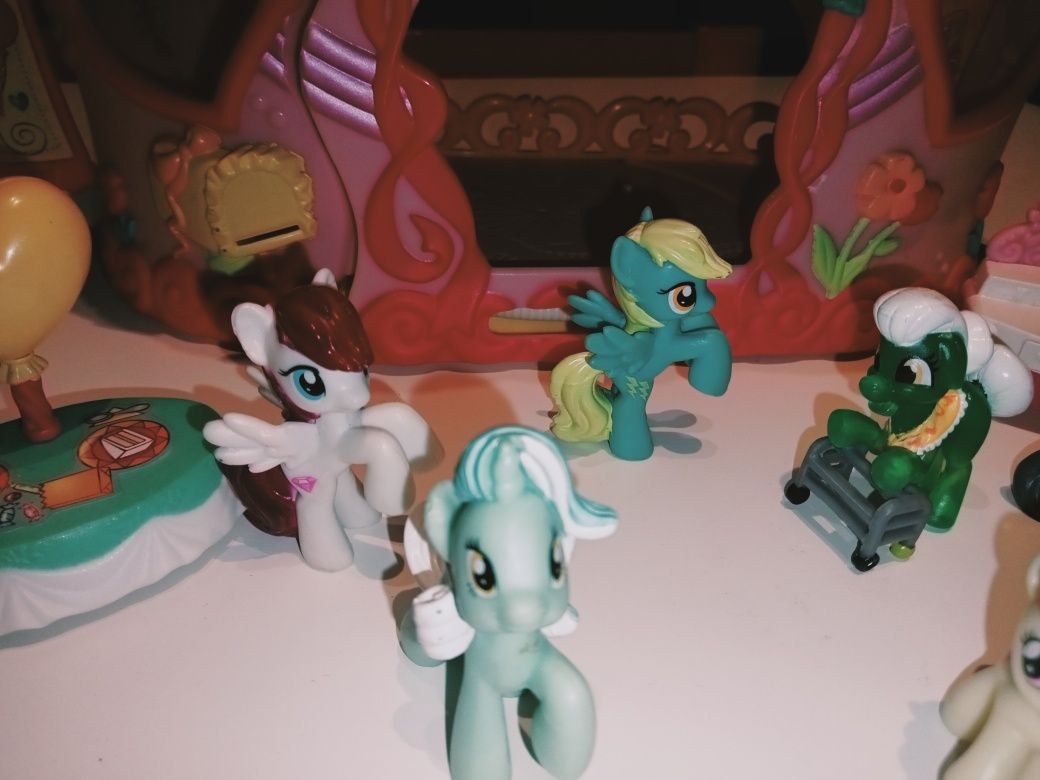 Ponyville Hasbro domek koniki akcesoria