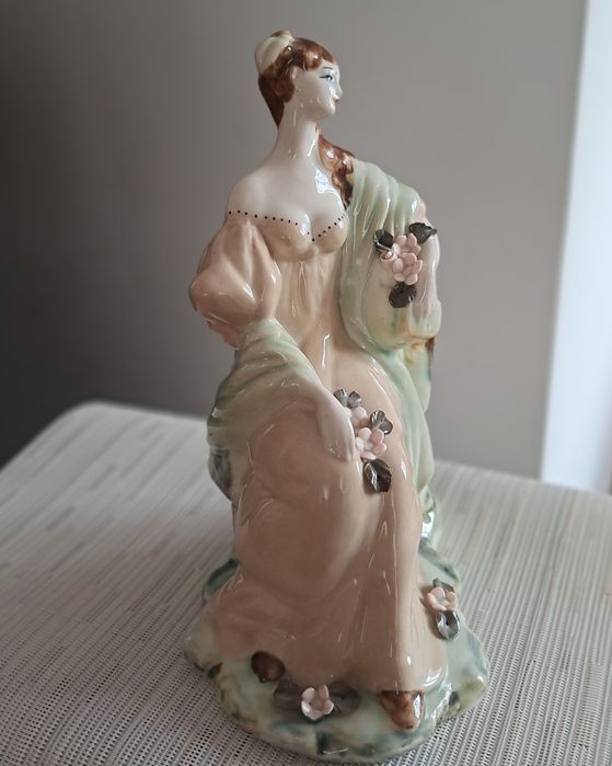 Figurka porcelanowa sygnowana