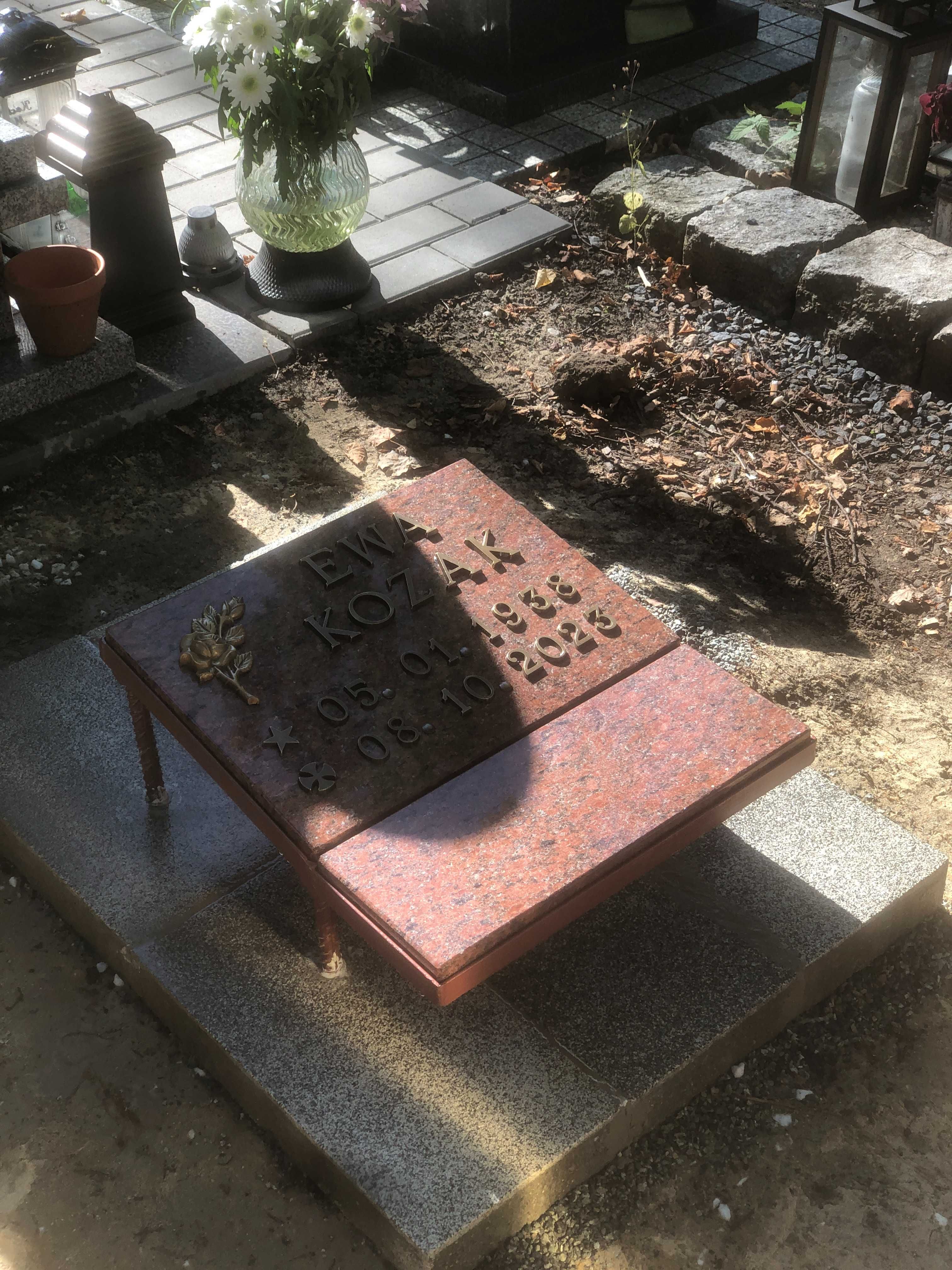 Nagrobek Urnowy osadzony w stalowej ramie ( Metaloplastyka )