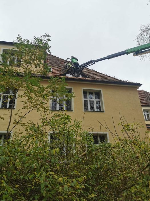 Podnośnik koszowy 28 m. 22 i 19 m.gąsienicowy Zwyżka