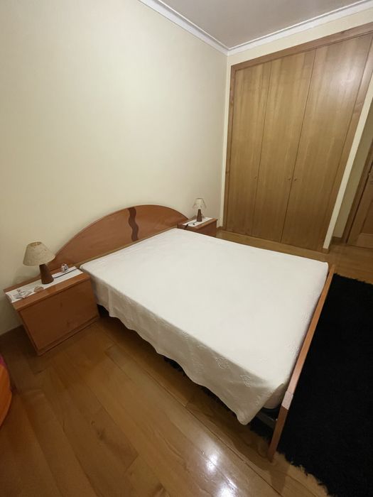 Cama com estrado, mesinhas e candeeiros