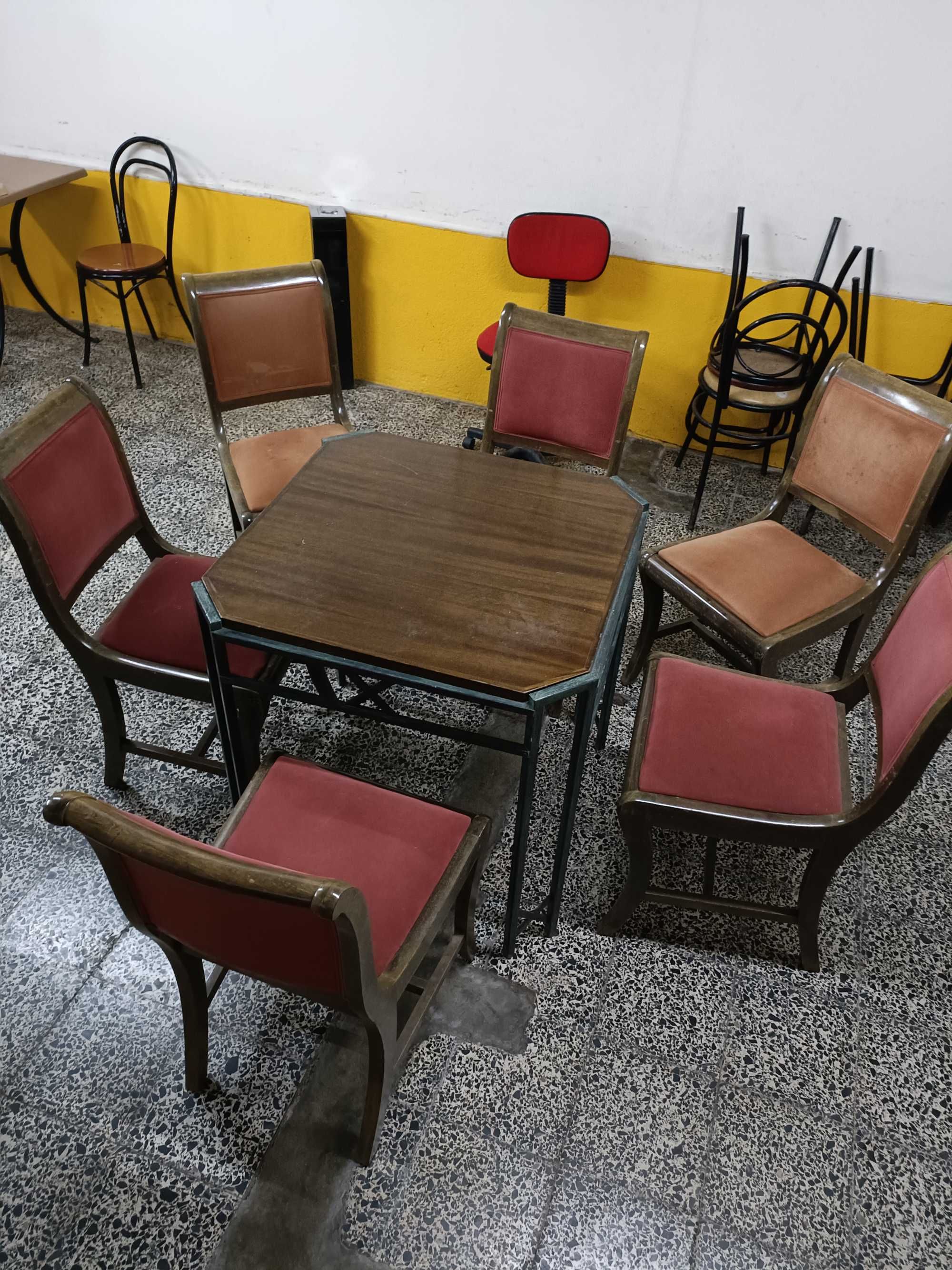 Mesa de jogo com 6 cadeiras