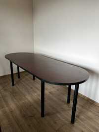 Duży, nowoczesny stół
