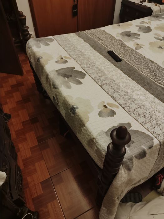 Cama casal antiga