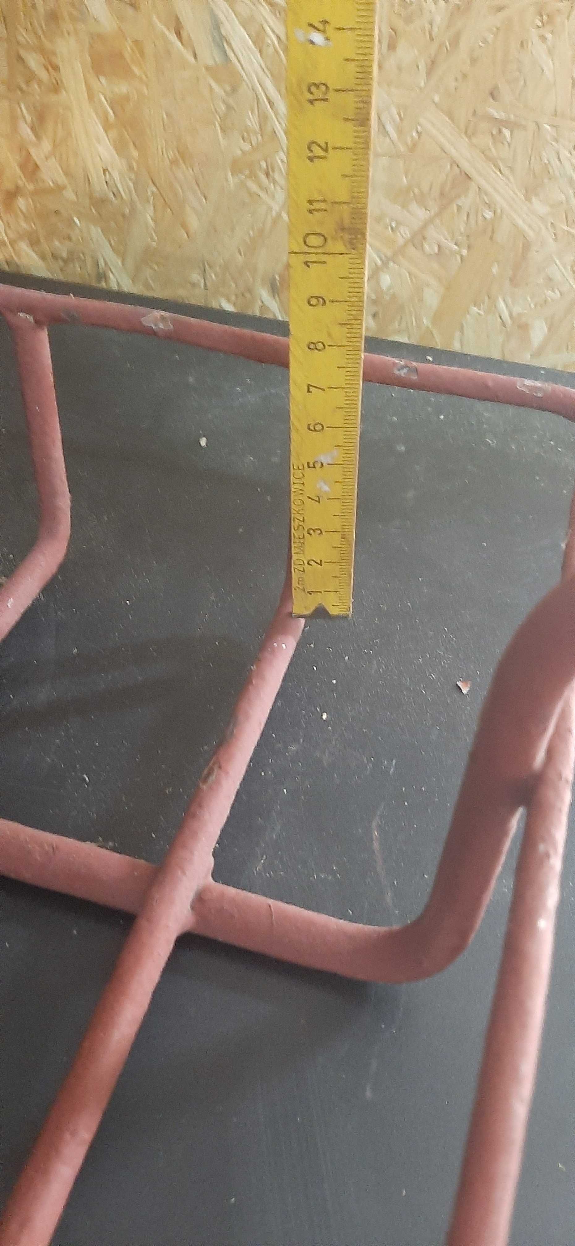 Uchwyty do doniczek na balkon balustrady