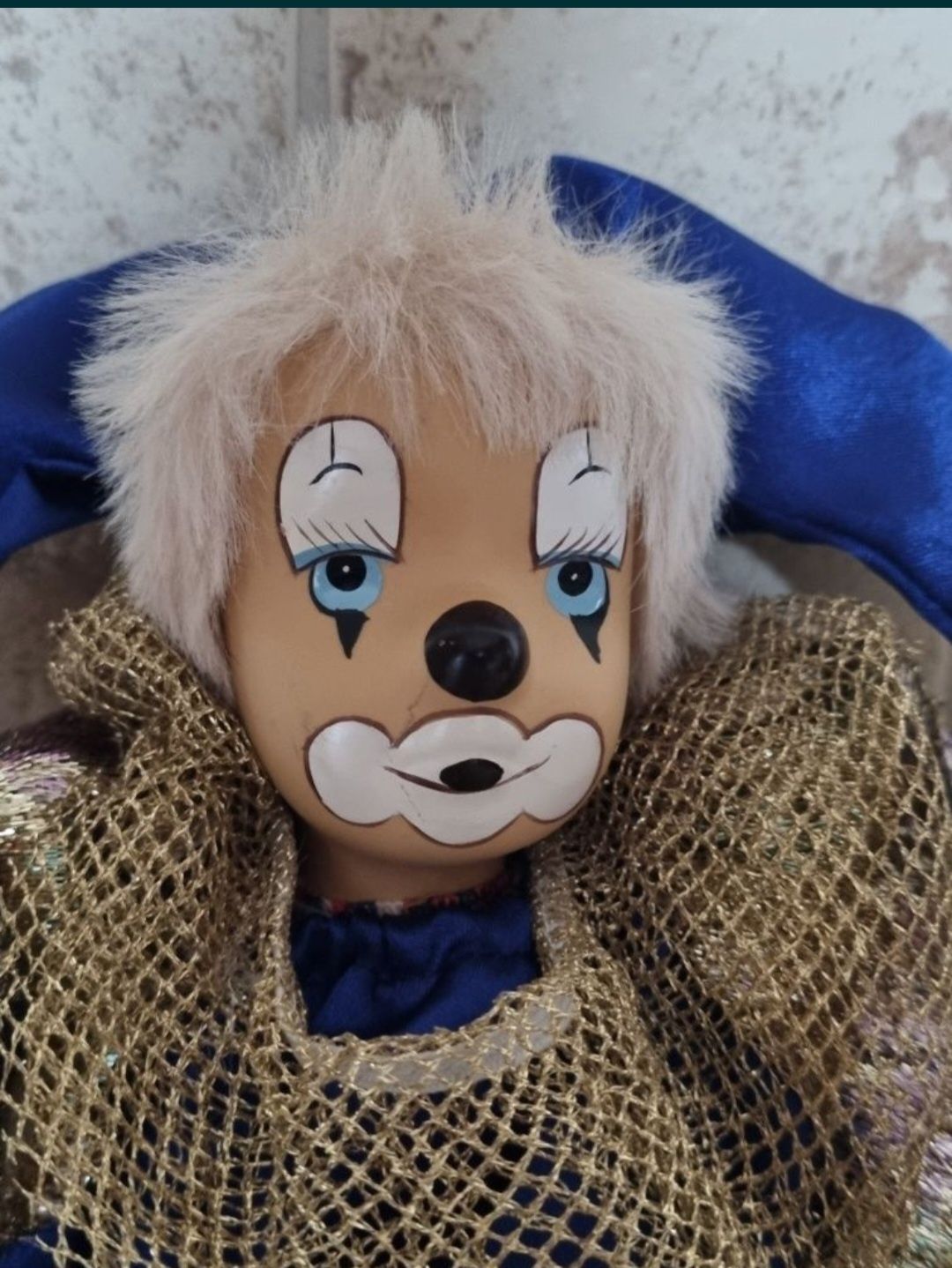 Klaun z porcelanowa głową ręcznie malowany