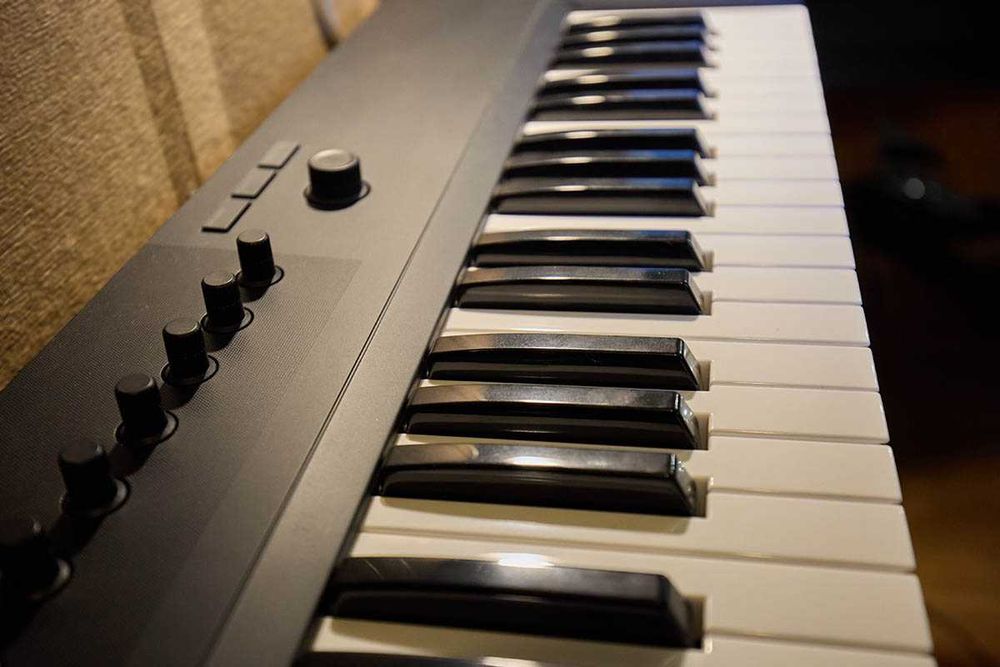 MIDI клавіатура Komplete Kontrol A61