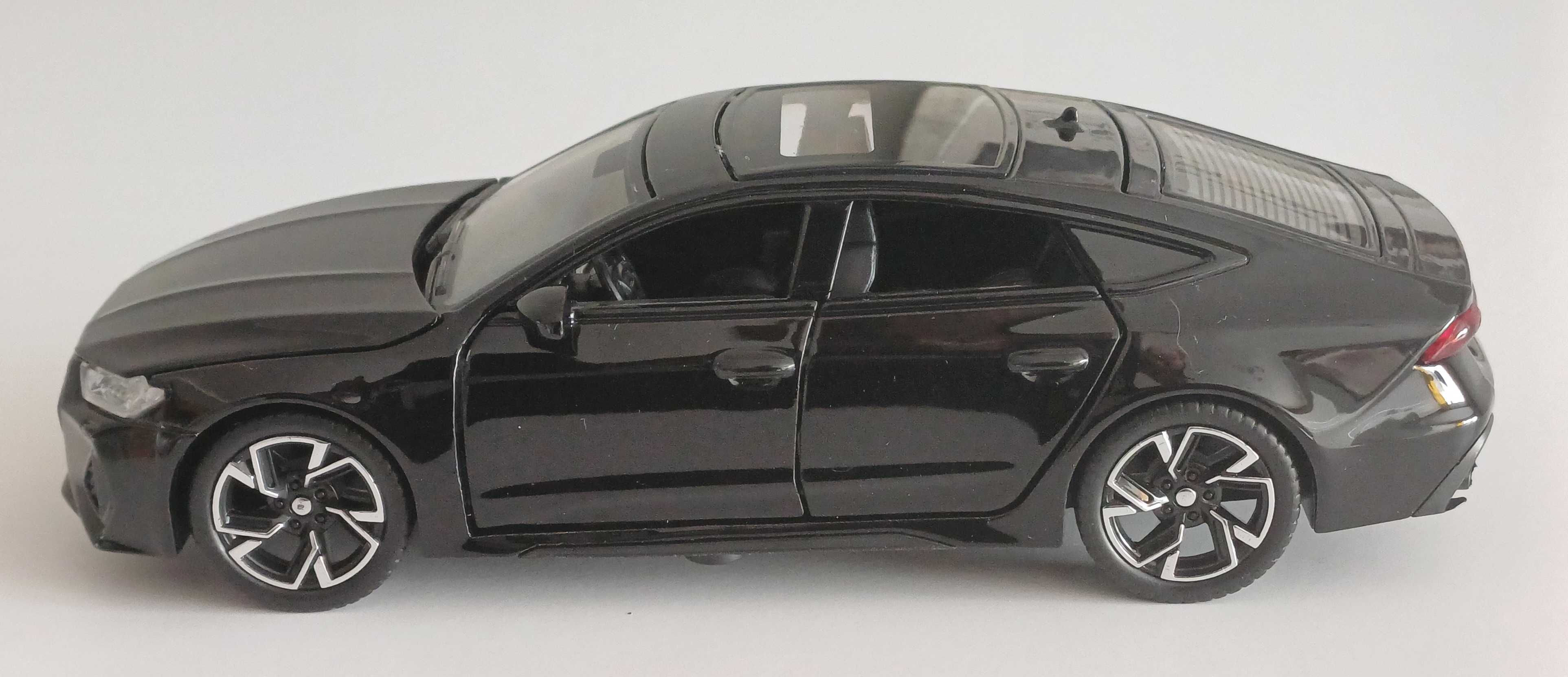 Model Audi RS7 skala 1:32 światła, otwierane elementy i dźwięk.