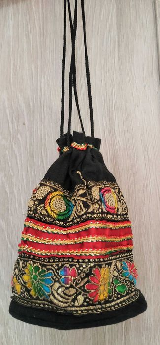 Torebka ,sakiewka indyjska wyszywana.
