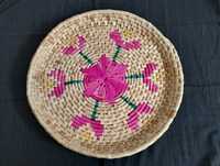Bandeja artesanal em palha com motivos geométricos rosa e verde