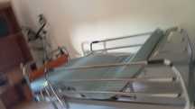 Cama articulada hospitalar.