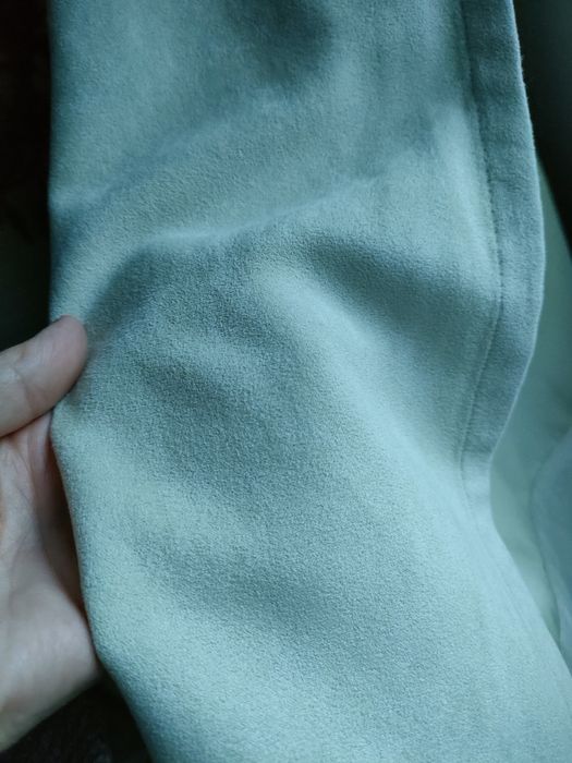 Miętowe zasłony krótkie welurowe na przelotkach