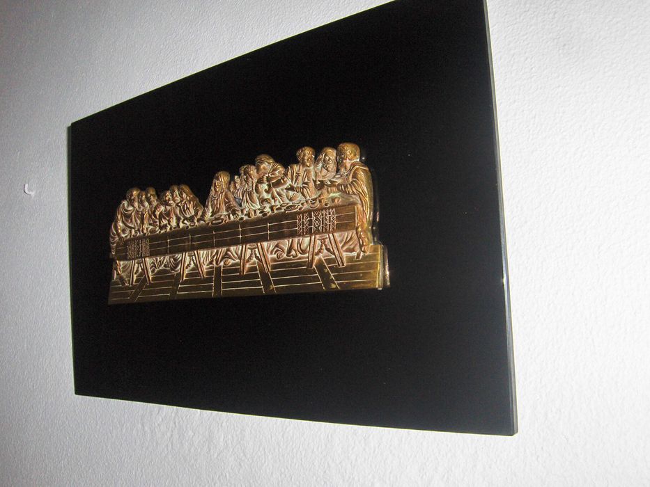 Última ceia de Cristo em cobre fixada em vidro preto