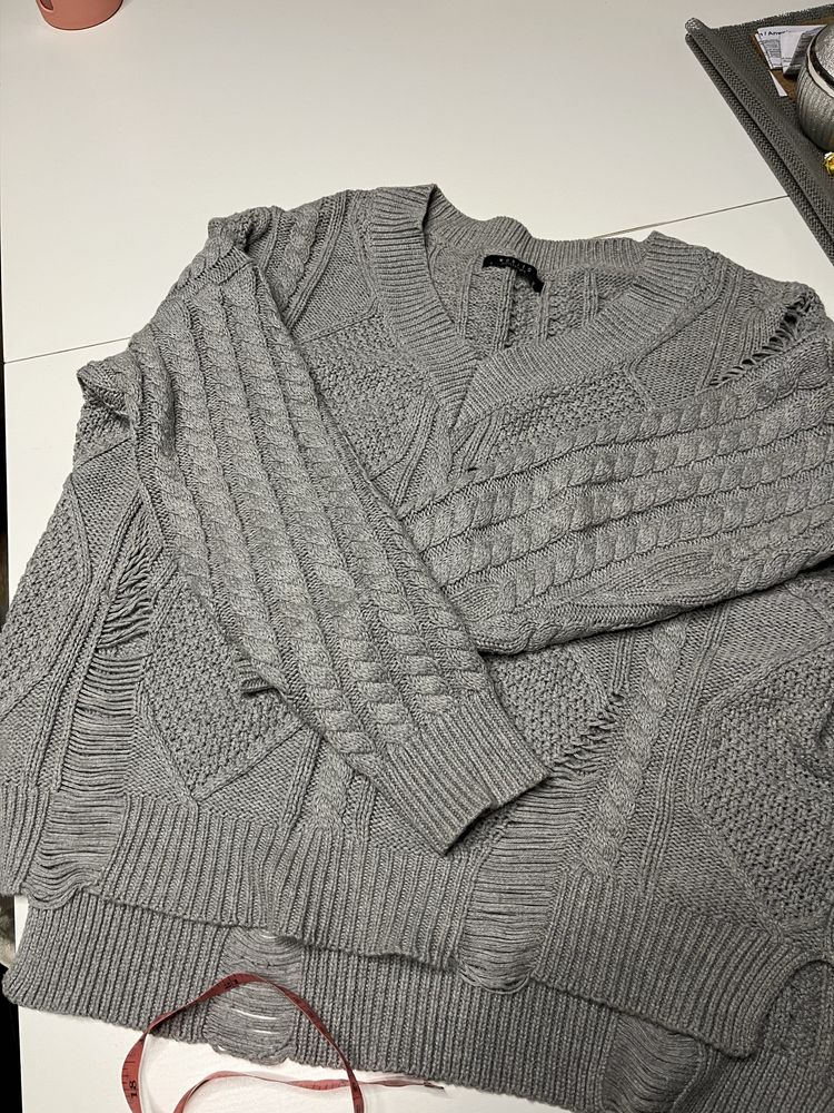 szary luźny sweter oversize z dziurami
