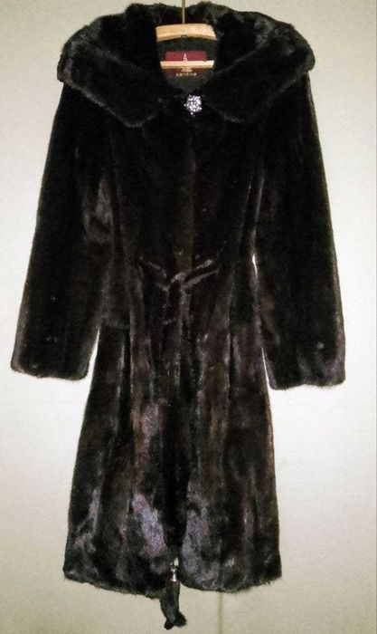 Норковая шуба с капюшоном, сзади разрез