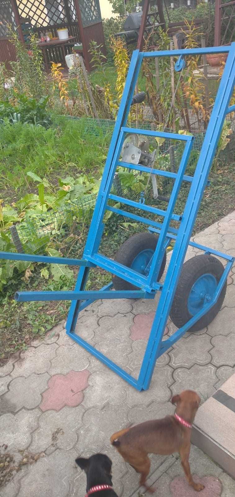 Wózek do przenoszenia uli pszczelich.