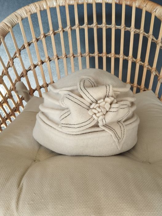 Nakrycie głowy z dekoracyjnym kwiatem, 100% wełna, kremowy Something&S