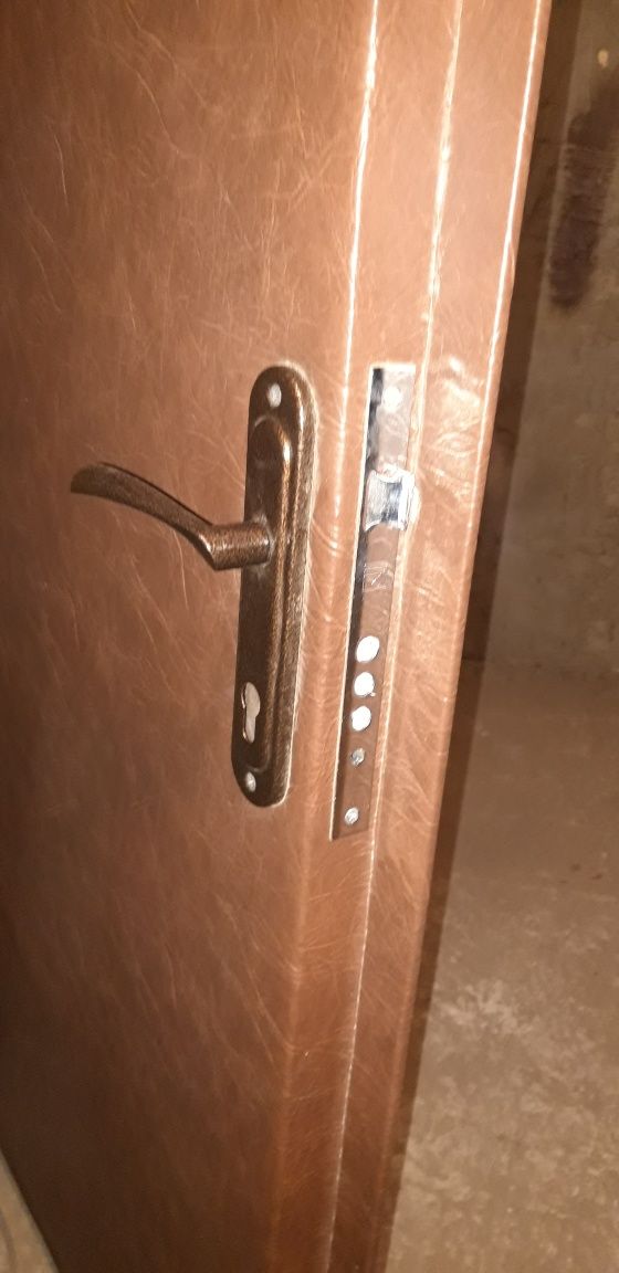Двери входные броне-двери металлические в квартиру новые по цене б/у