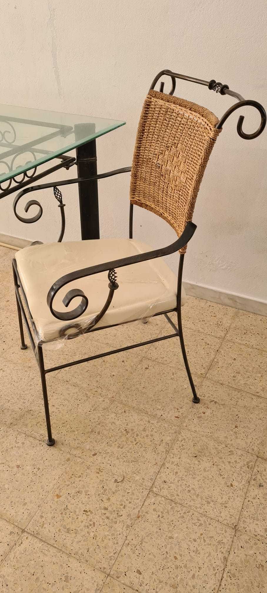 Conjunto de mesa e cadeiras de jardim