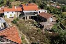 Moradia T3 c/1090m2 de terreno p/reabilitar em Guimarães