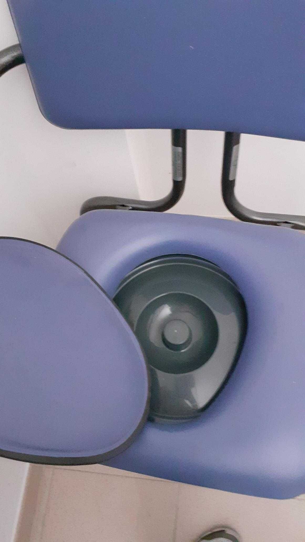 Cadeira sanitária portátil com penico