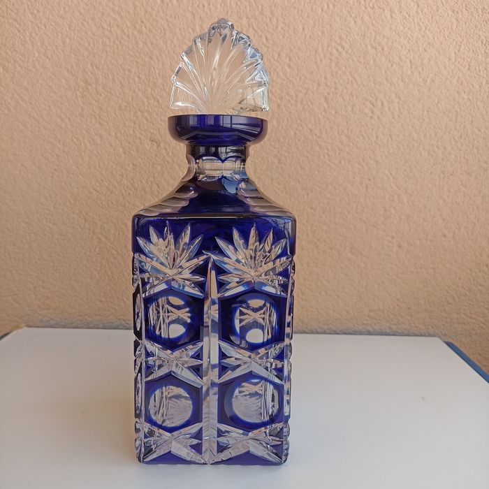 Garrafa de licor lapidada em cristal azul cobalto
