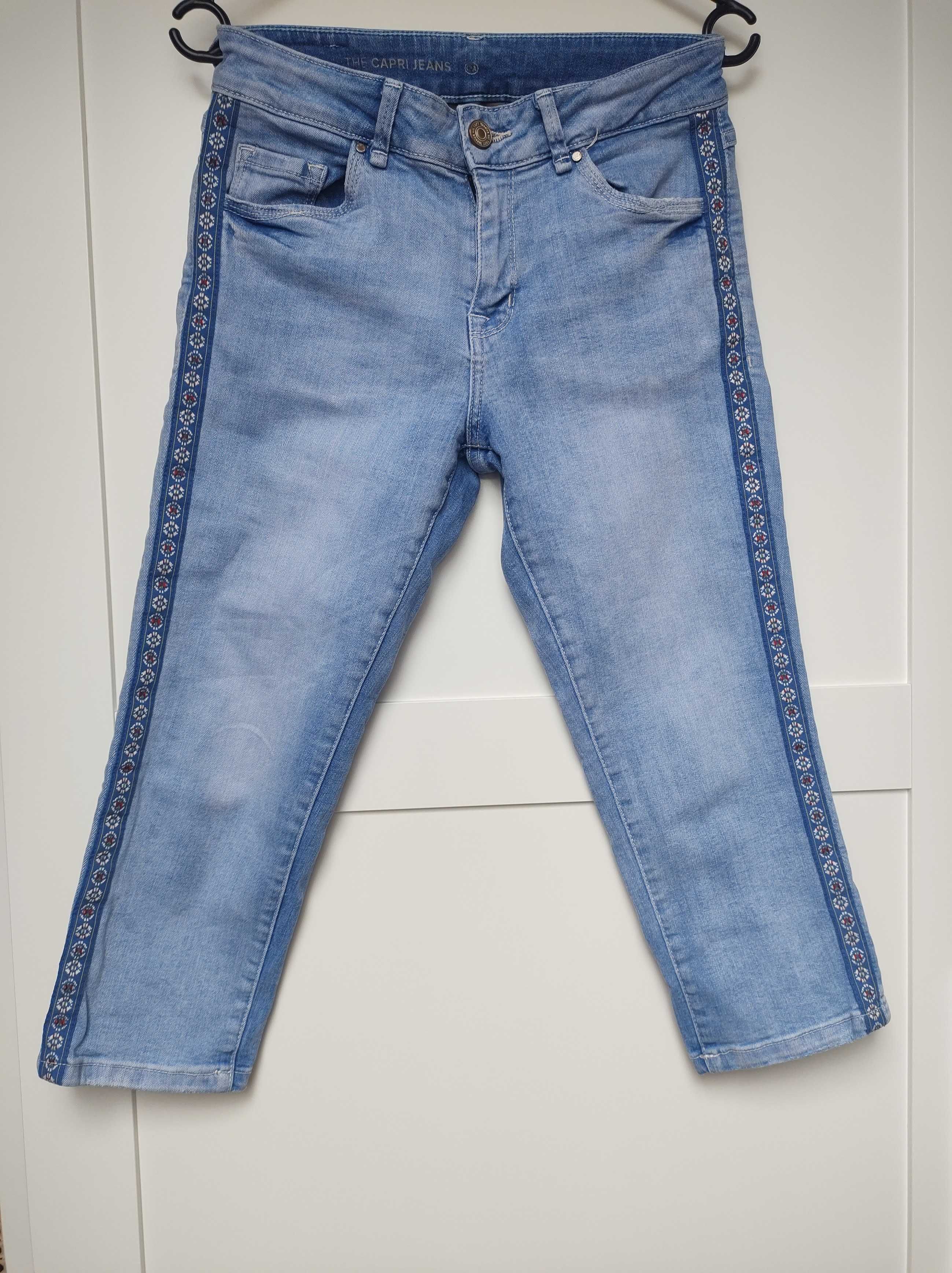 Modne jeansy capri z haftem boho | C&A | XS