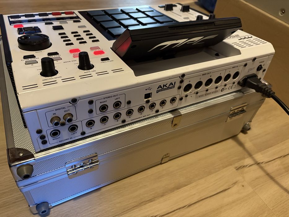 Akai mpc 2500 SE special edition white com  HD prenda: case em metal