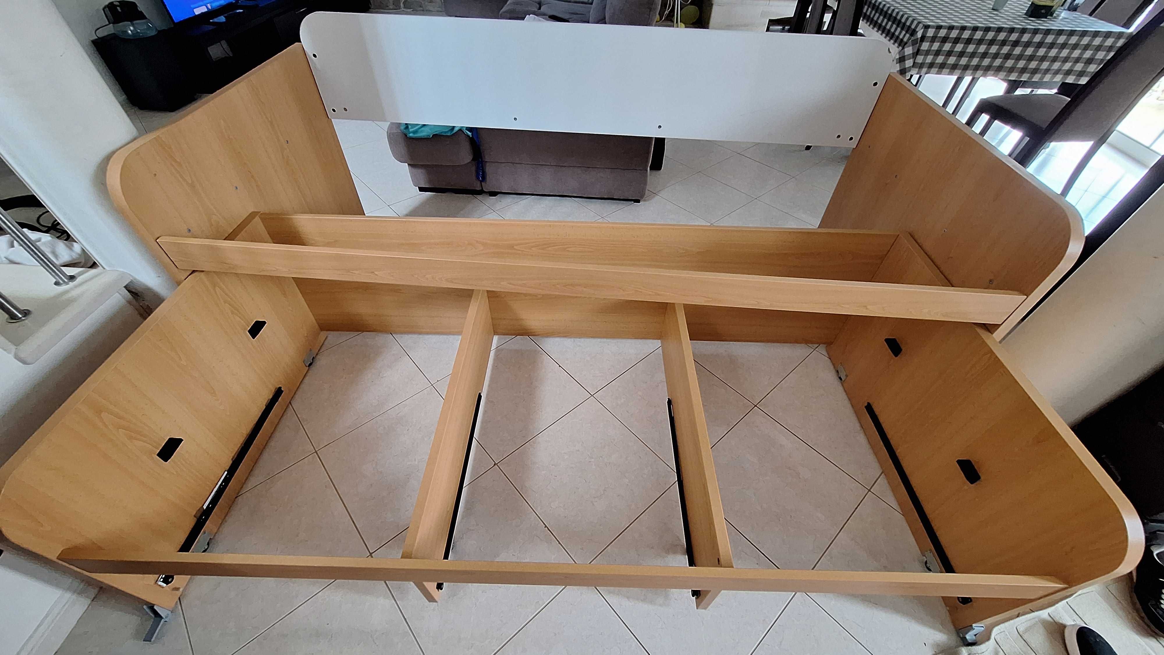 Cama dupla com arrumação