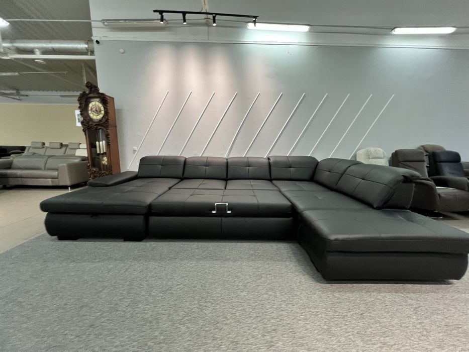 Виставковий мега великий шкіряний диван з нішами розкладний чорний