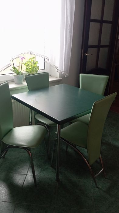 Sprzedam stolik i cztery krzesła
