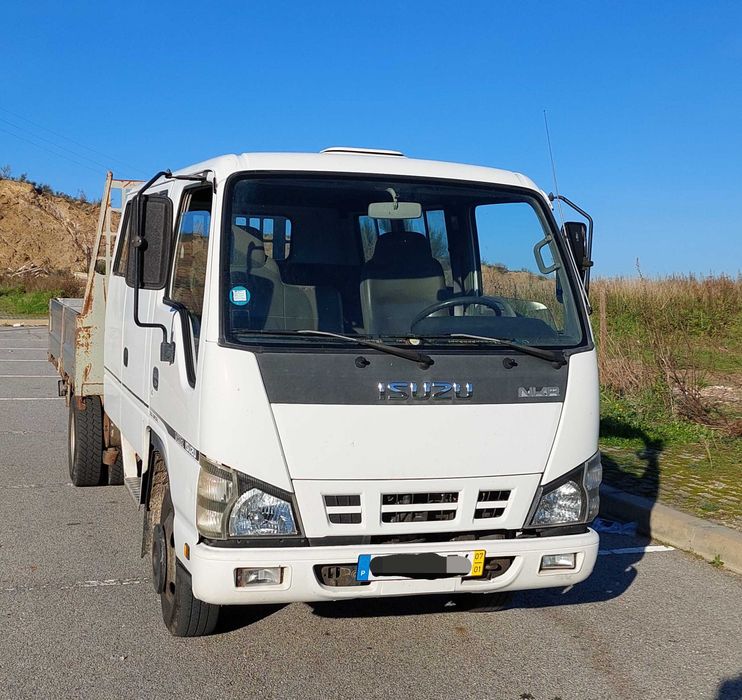 ISUZU NKR 3.0 de Cabine tripla, 9 lugares