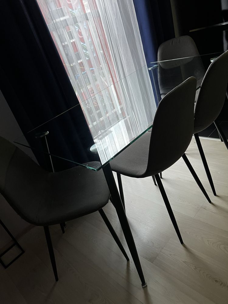 Stół szklany czarne nogi 140x80 cm w zestawie z 4 krzesłami