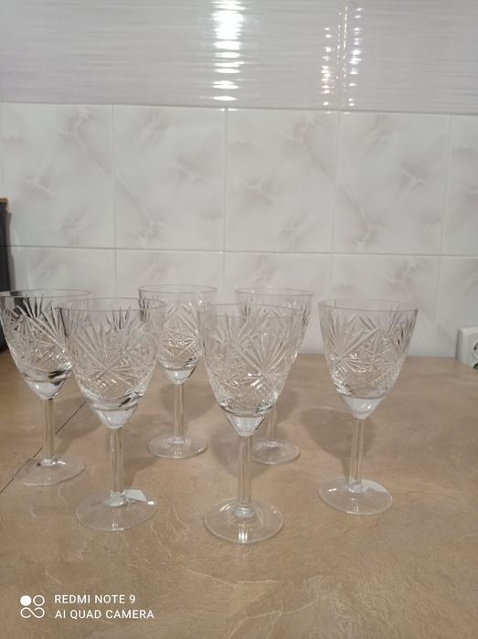 Продаю набір кришталевих чарочек та фужерів.