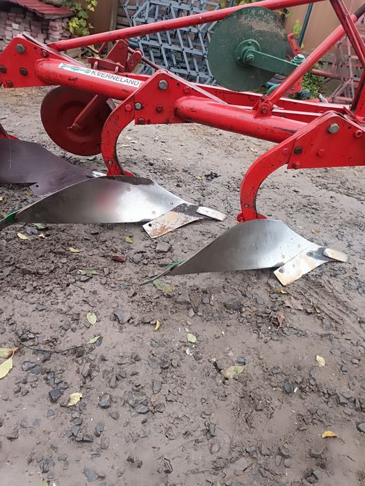 Продам плуг Кварделен 12  3 корпусний привезений з Європи