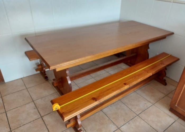 Mesa em pinho com bancos