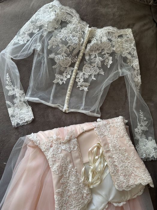 Весільна сукня з аксесуарами