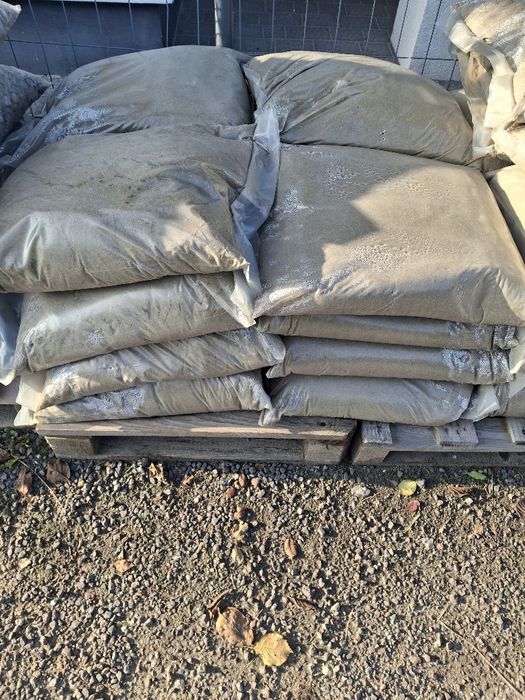 Piasek do posypywania chodników, podjazdów.